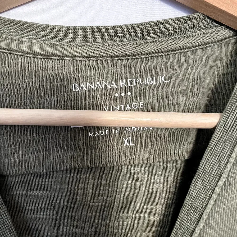 Banana Republic olive green vintage v-neck men's size XL t-shirt cotton top